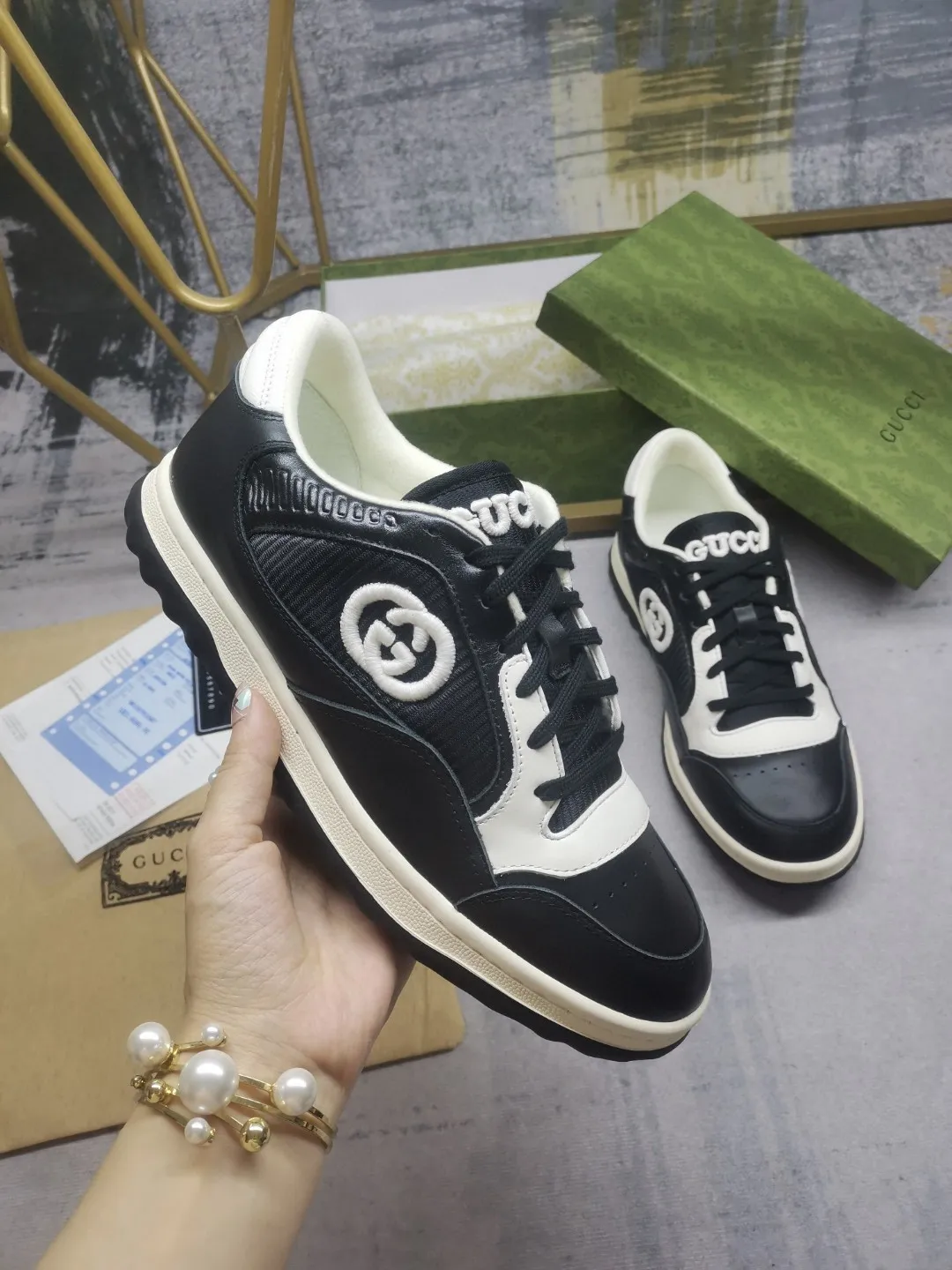👟👟Ex-factory price 520👟👟 Gucci2023 Early Spring Gucci G Home The latest popular MAC80 sports shoes, couple style, white shoes🌸🌸🌸 Original purchase, development and production Gucci MAC80 new popular series. The exquisite and compact interlocking double G logo romantically interprets the aesthetic concept of this series. Made of off-white leather, vintage inspiration is cleverly blended into the sneaker design to reinterpret the brand logo. ▪️Fabric: Original customized imported first-layer cowhide ▪️Lining: Original customized imported breathable mesh ▪️Outsole: Original molded two-color T👟👟Factory price U outsole ▪️Sole thickness: 3CM ▪️Size: Women's 35-40 / Men's 39-46